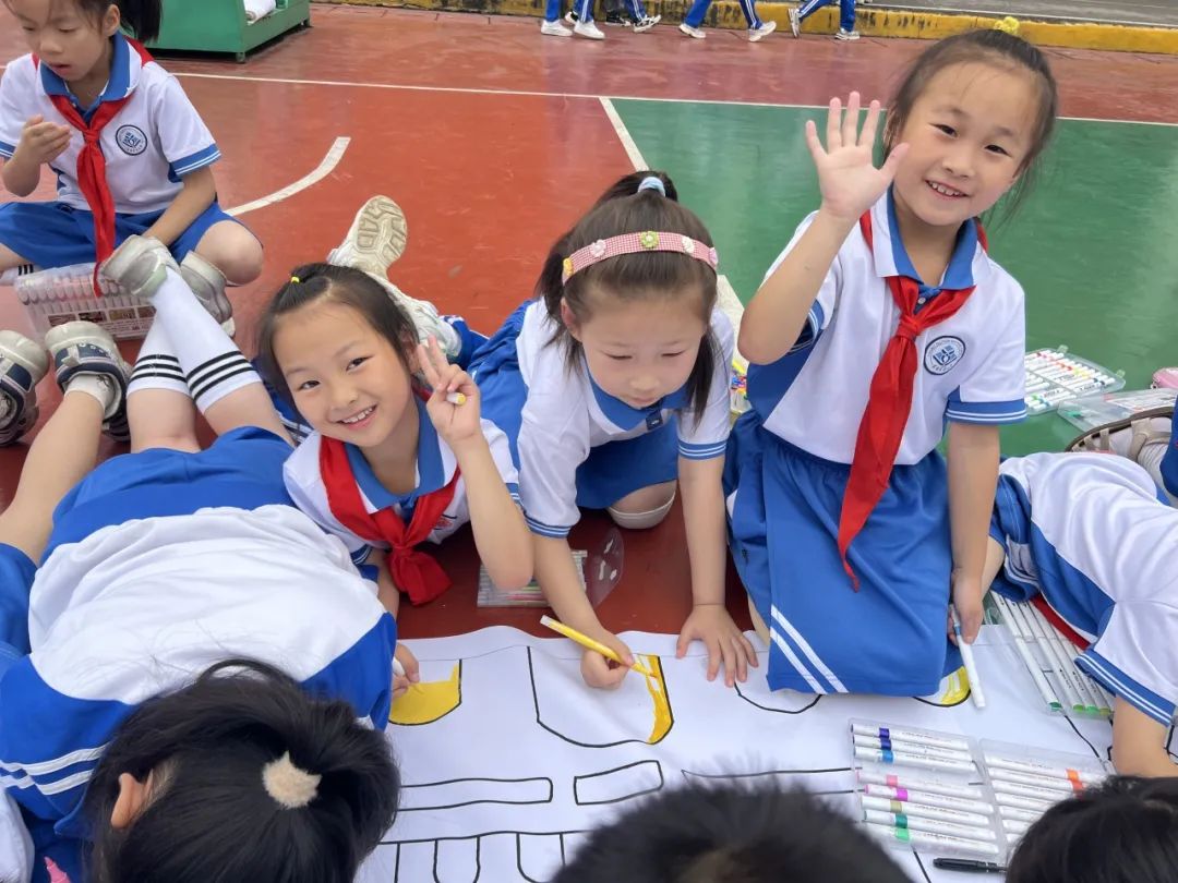 蕲春县实验小学漕河校区开展“ 妙笔绘童心翰墨书未来”百人现场书画活动-第5张图片-蕲春在线