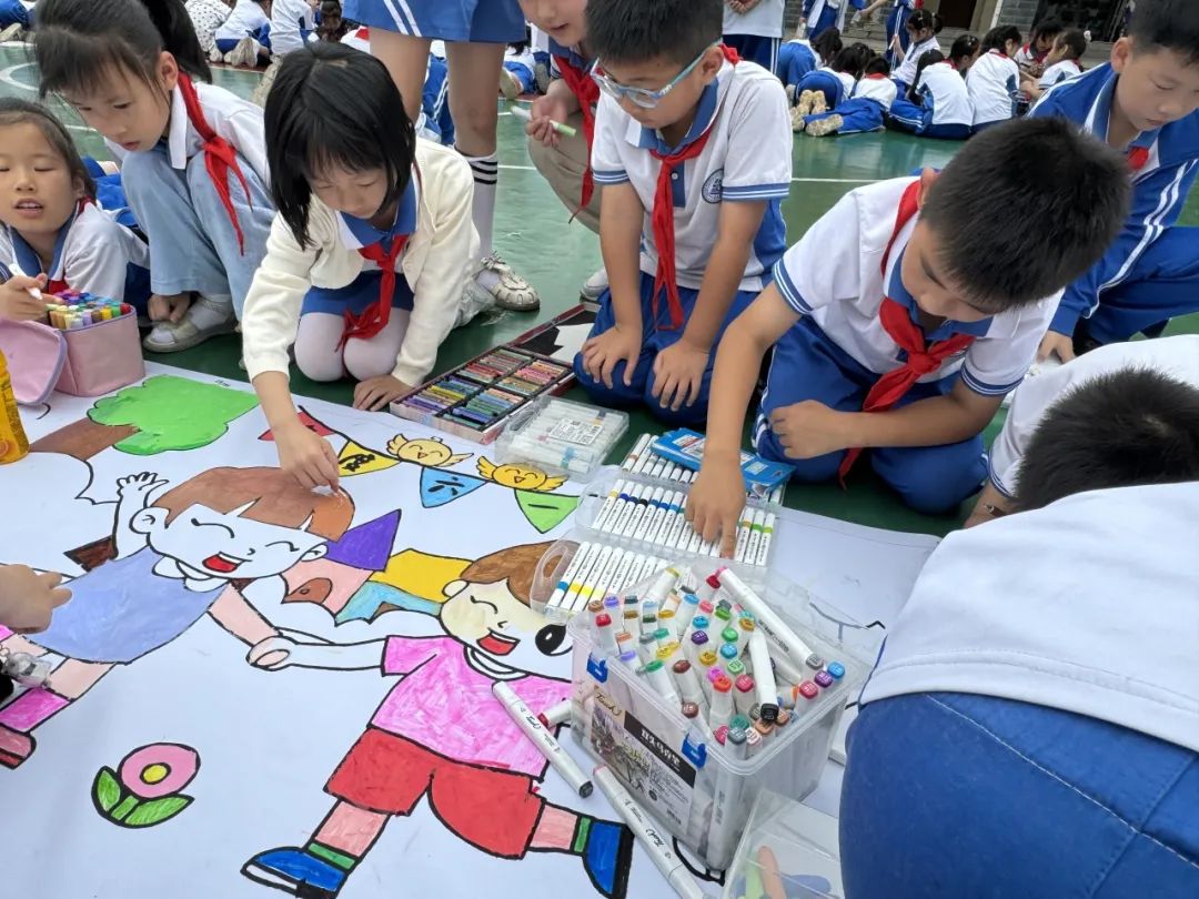 蕲春县实验小学漕河校区开展“ 妙笔绘童心翰墨书未来”百人现场书画活动-第7张图片-蕲春在线