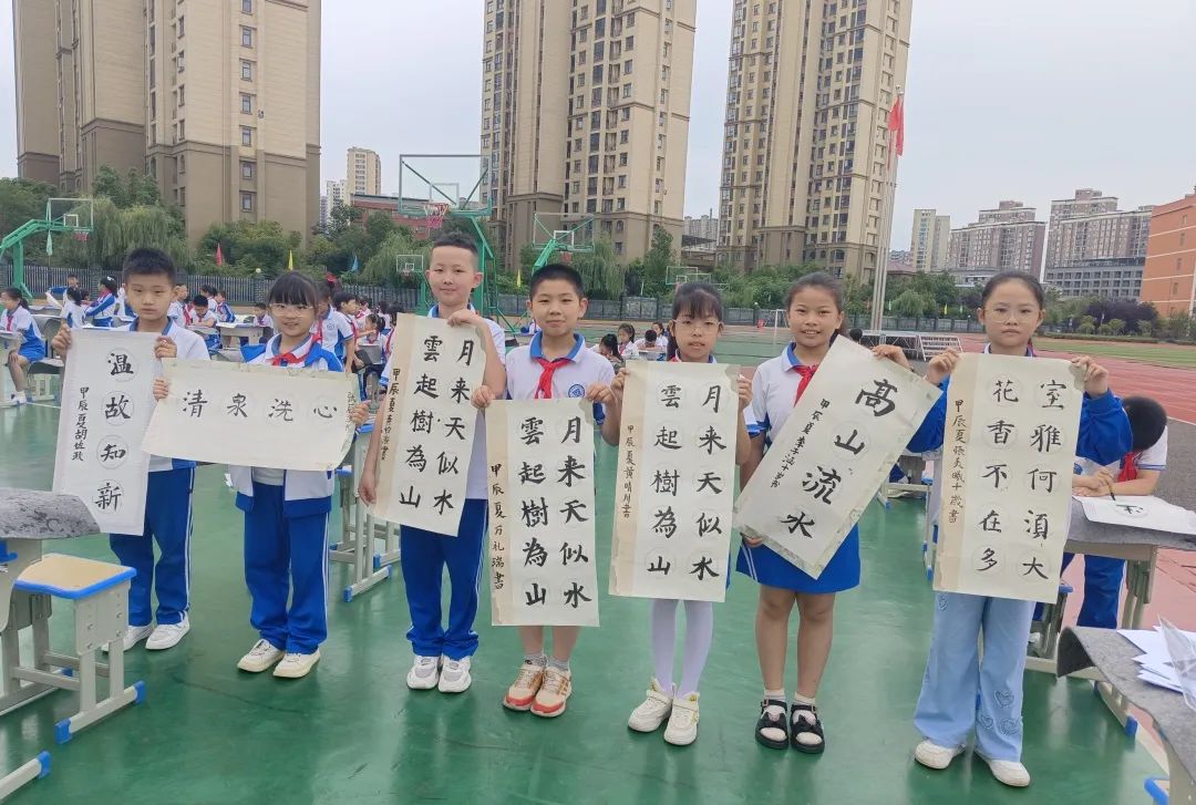 蕲春县实验小学漕河校区开展“ 妙笔绘童心翰墨书未来”百人现场书画活动-第34张图片-蕲春在线
