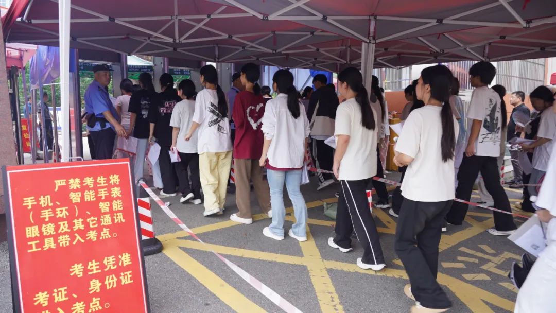 实验小学考点考生太紧张，蕲春今年第一张搞丢的准考证竟在考场发现...-第1张图片-蕲春在线